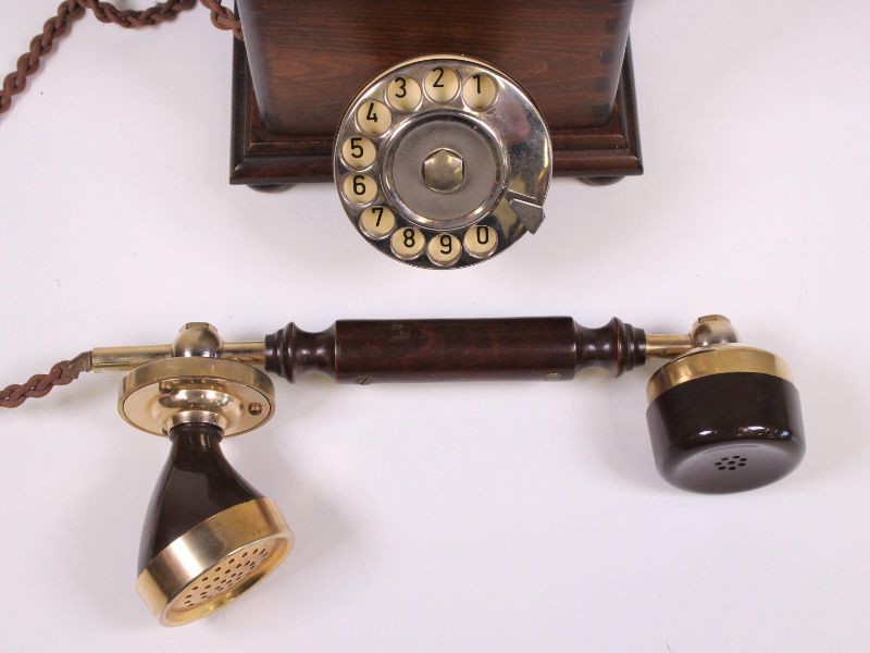 2 x Vintage telefoon bakeliet en hout